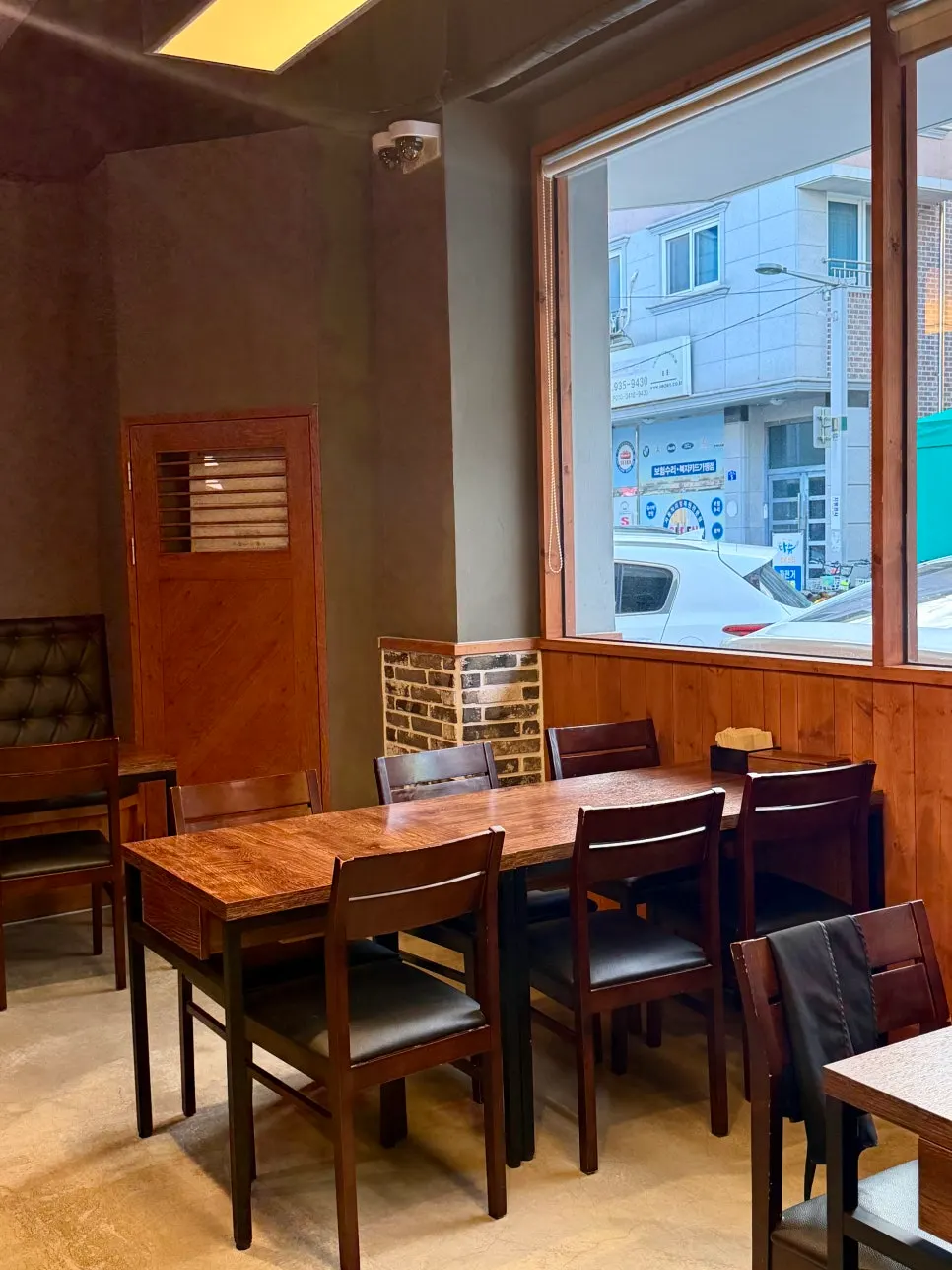 The cozy, clean interior of Yongja 1 Gwanpyeong Branch