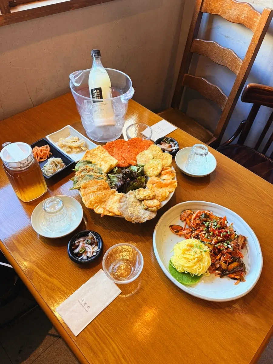 Jeon and table setting at Gwibinjeon Hwamyeong
