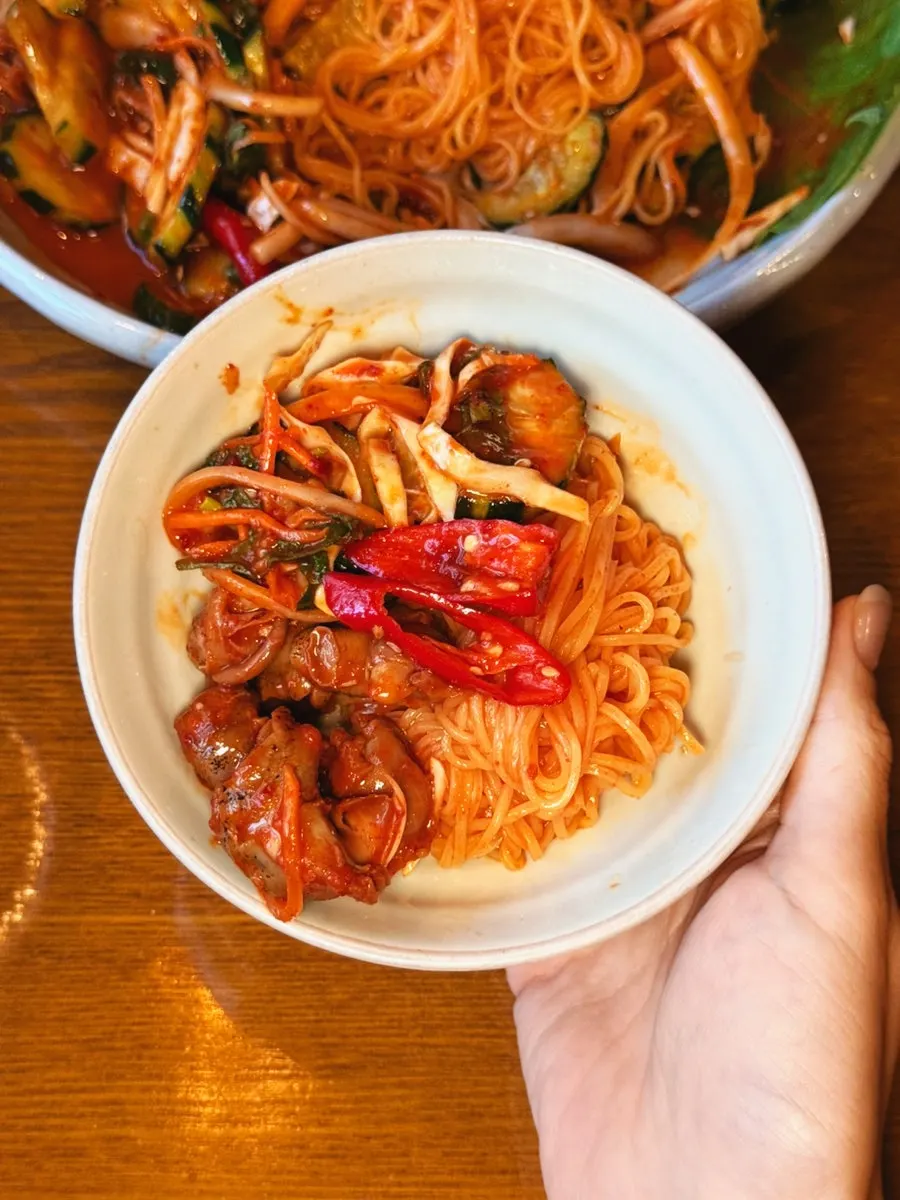 Noodles and whelk mixed with sauce
