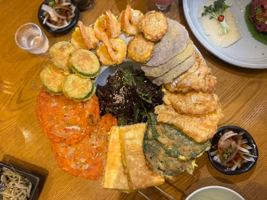 파절임이 올려진 귀빈전 모둠전 접시