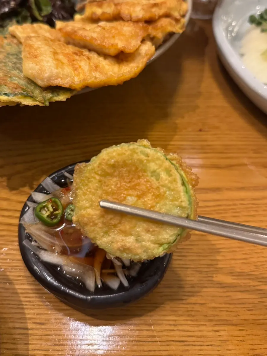 두툼하게 썰린 애호박전