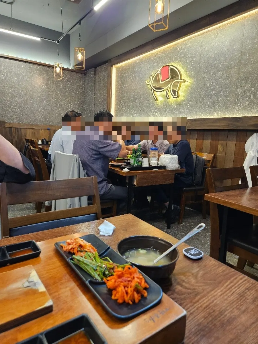 貴한豬腳蘆原店寬敞的大廳內部
