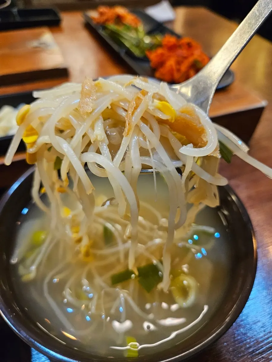基本小菜與明太魚豆芽湯的餐桌擺盤
