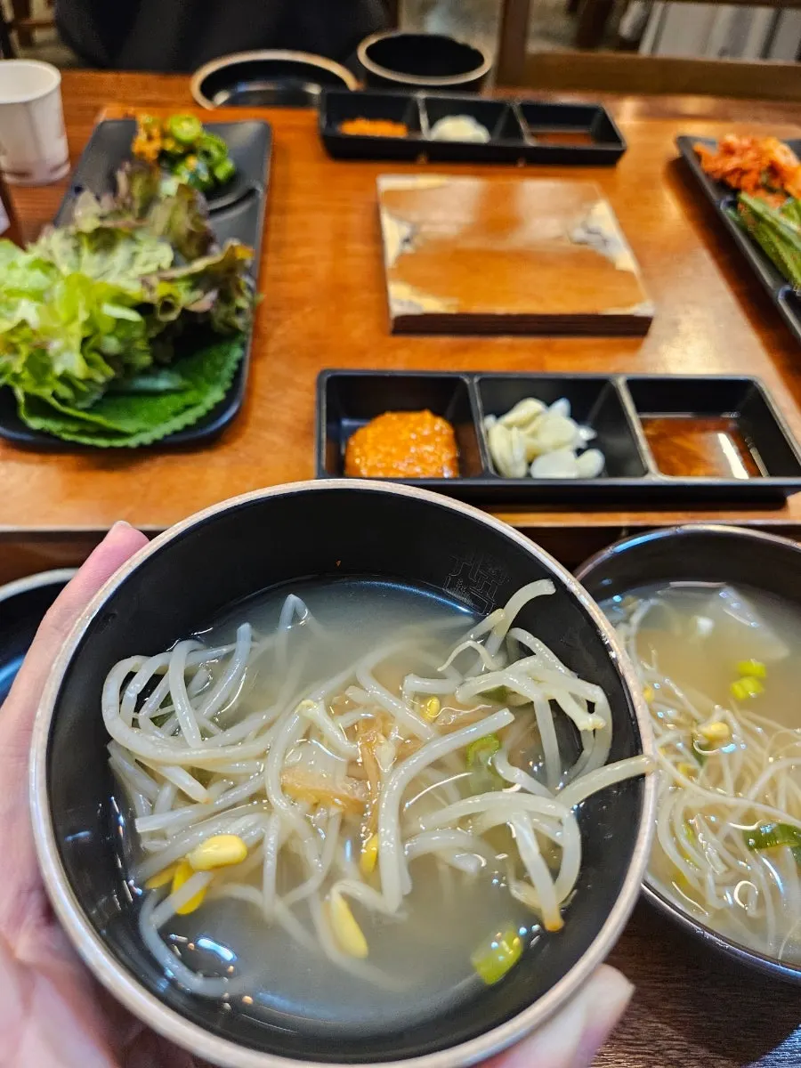 乳白湯頭的明太魚豆芽湯