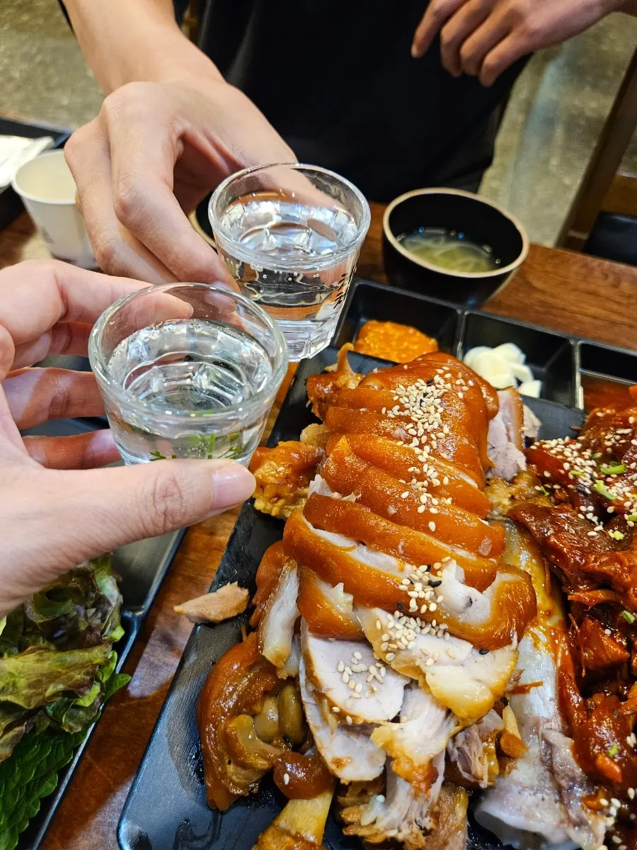 與豬腳一同擺放的一杯燒酒
