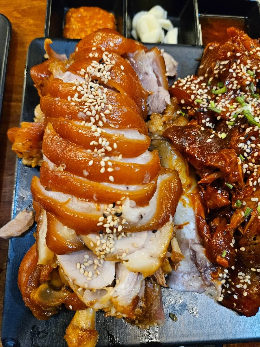 濕潤的原味豬腳盤