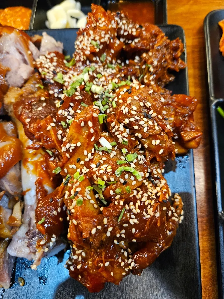辣味直火烤豬腳特寫