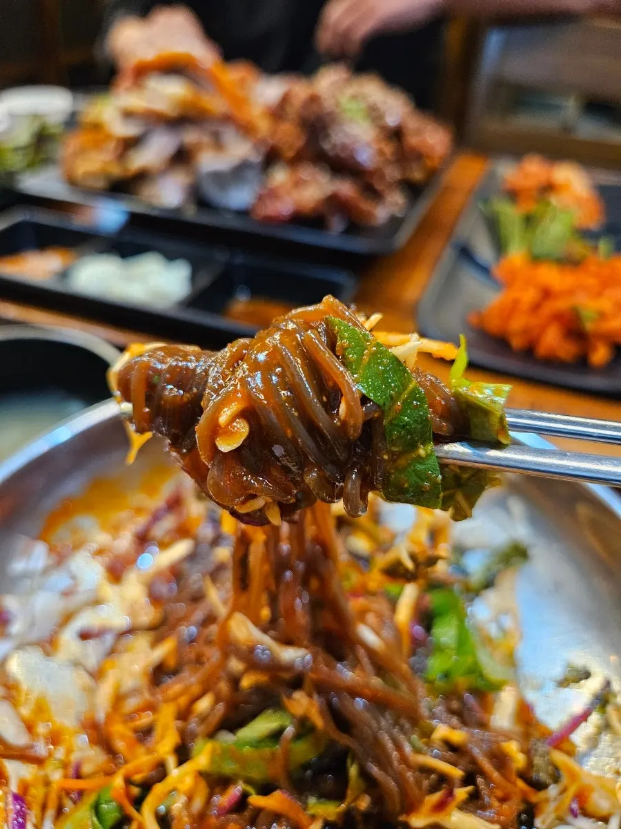 打入鮮果汁的鮮果蕎麥涼麵