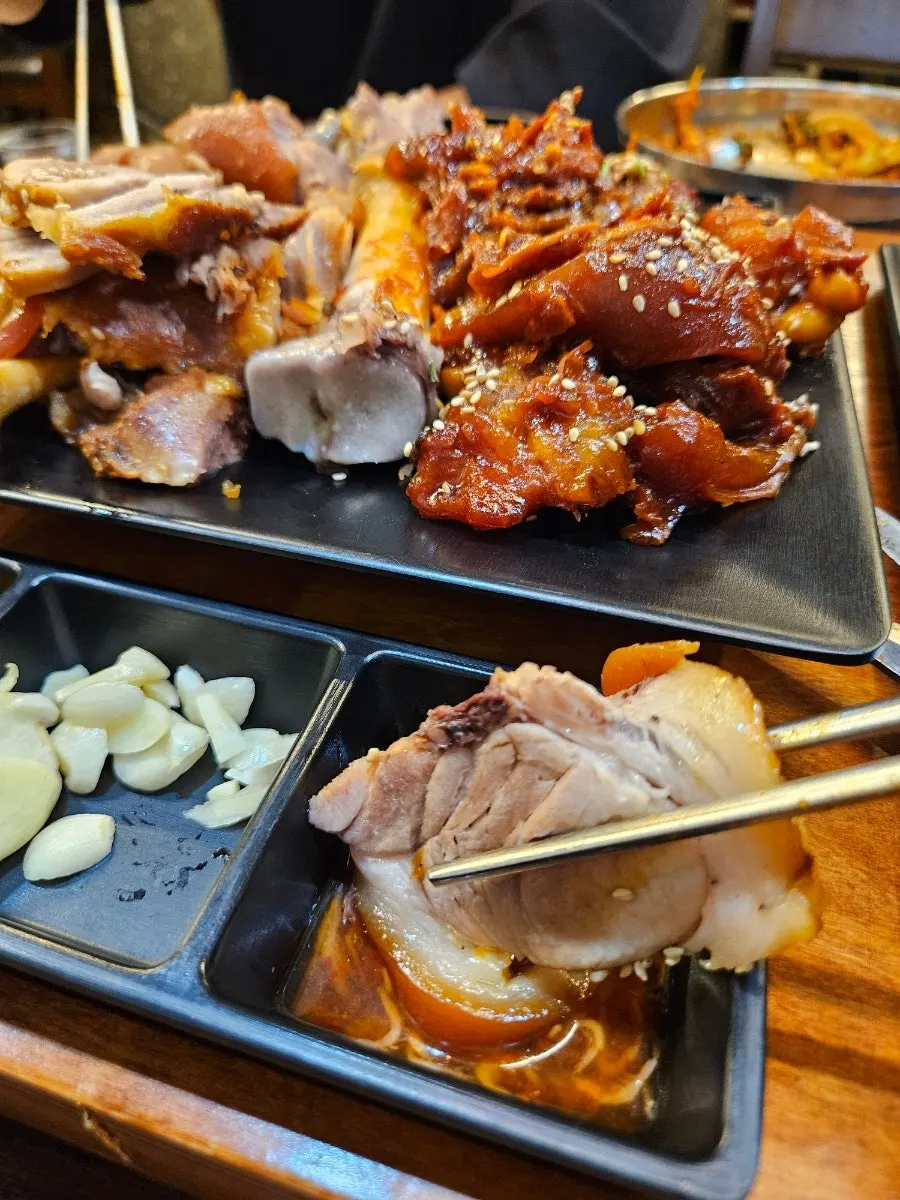 搭配明太魚豆芽湯的烤豬腳餐桌