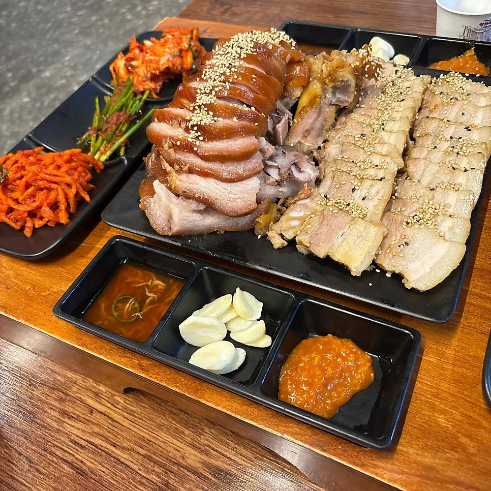 Plate of jokbal and bossam at Gwihan Jokbal Nowon Branch