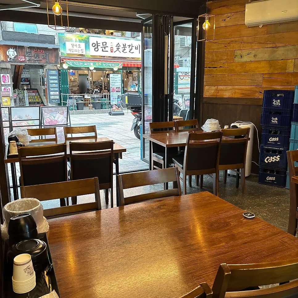 Entrance seating with open windows at Gwihan Jokbal Nowon Branch