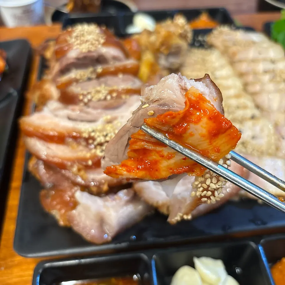 Makguksu eaten alongside jokbal and bossam