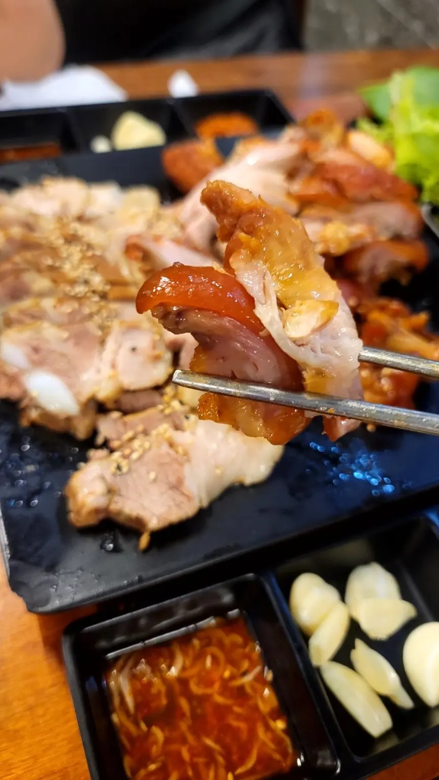 Half-and-half platter with jokbal and bossam together