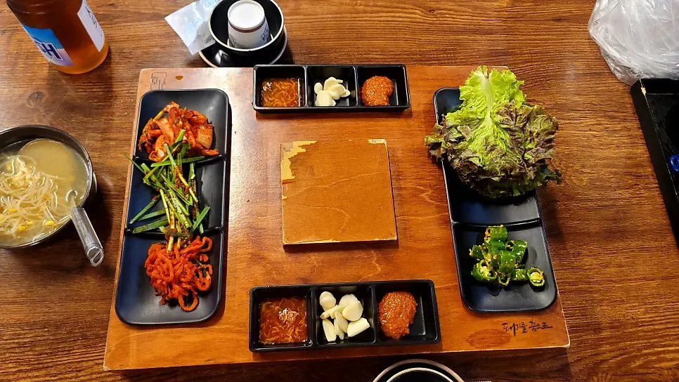 A tender piece of jokbal lifted with chopsticks
