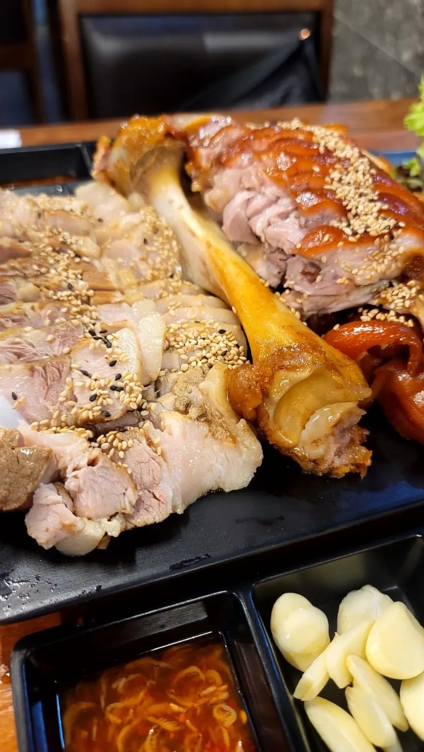 Sesame-topped jokbal with lettuce for wrapping