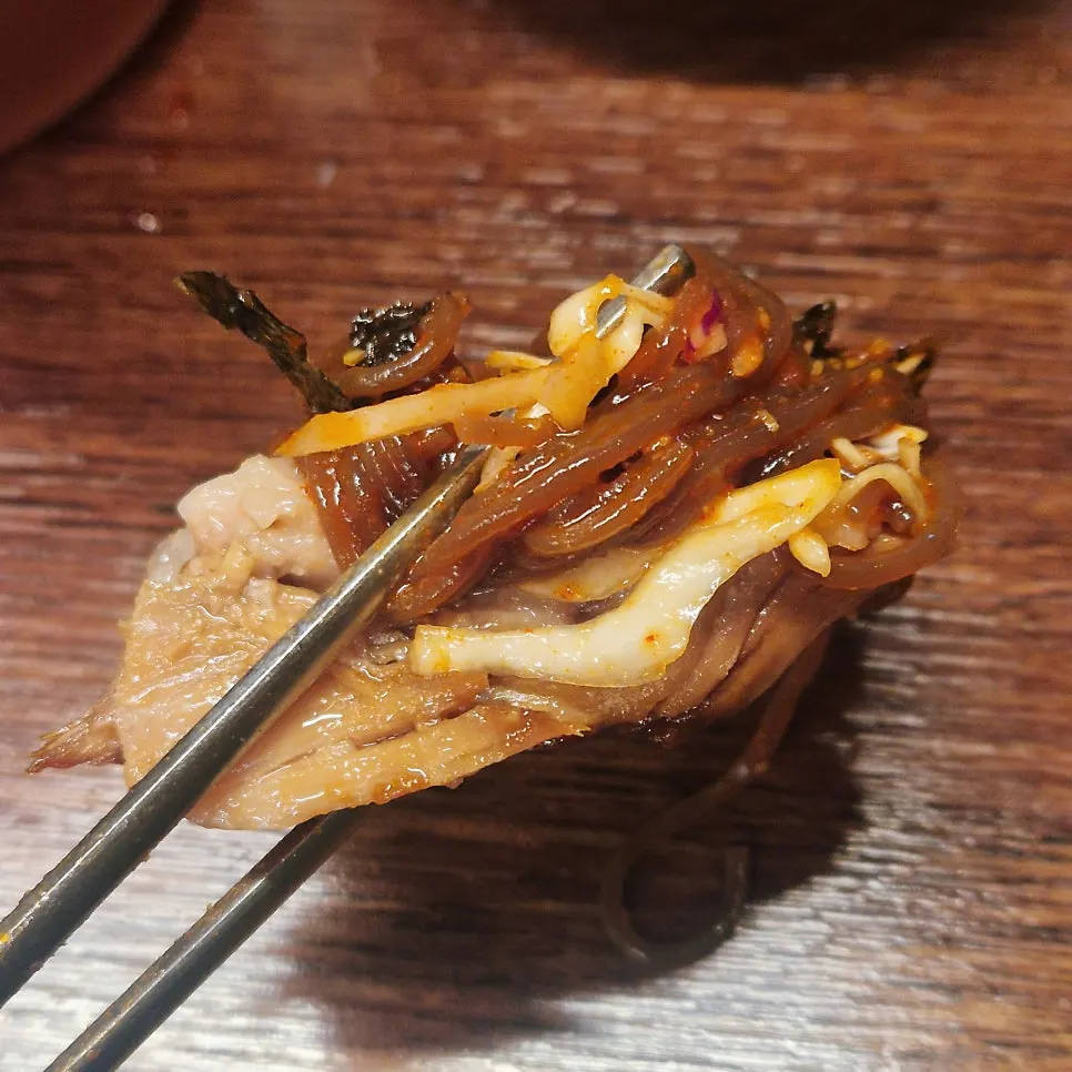 Free seasoned makguksu noodles served alongside jokbal