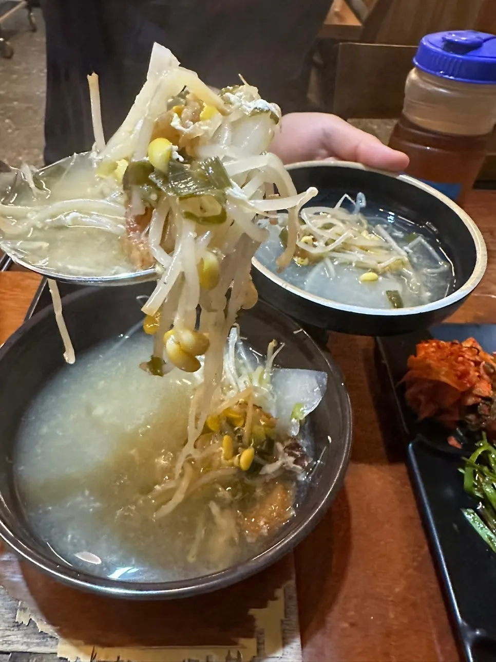 보리차와 기본 반찬이 놓인 테이블