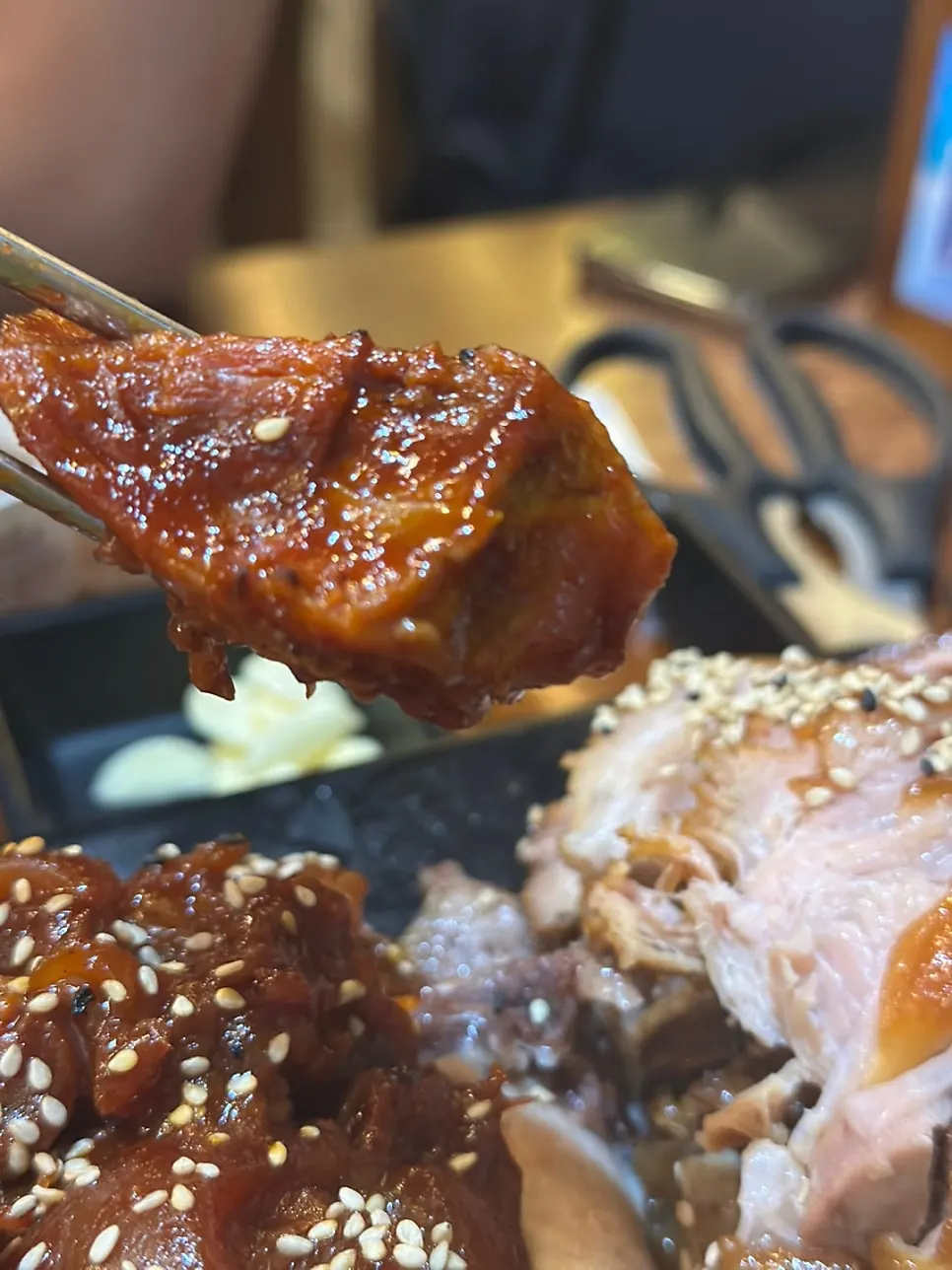 양념 족발 한 점