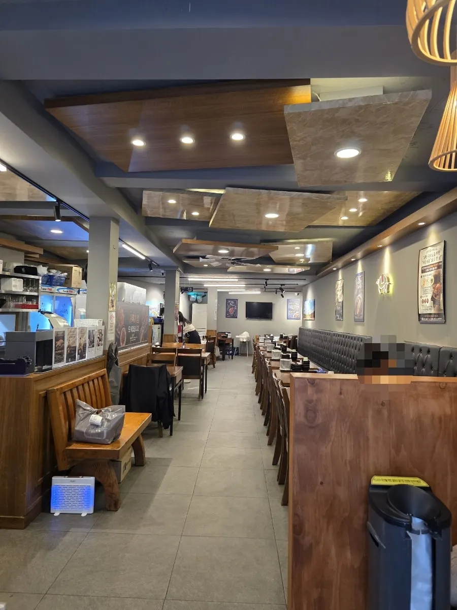 Interior of Gwihan Jokbal Yeongdeungpo with plenty of seating