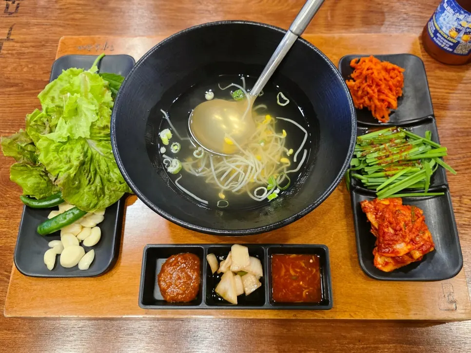 Sign for Gwihan Jokbal's lunch set and side dishes