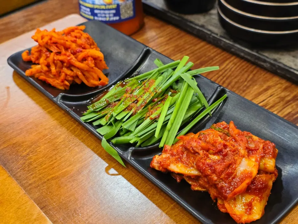 Basic side dishes with fresh kimchi and wrap vegetables