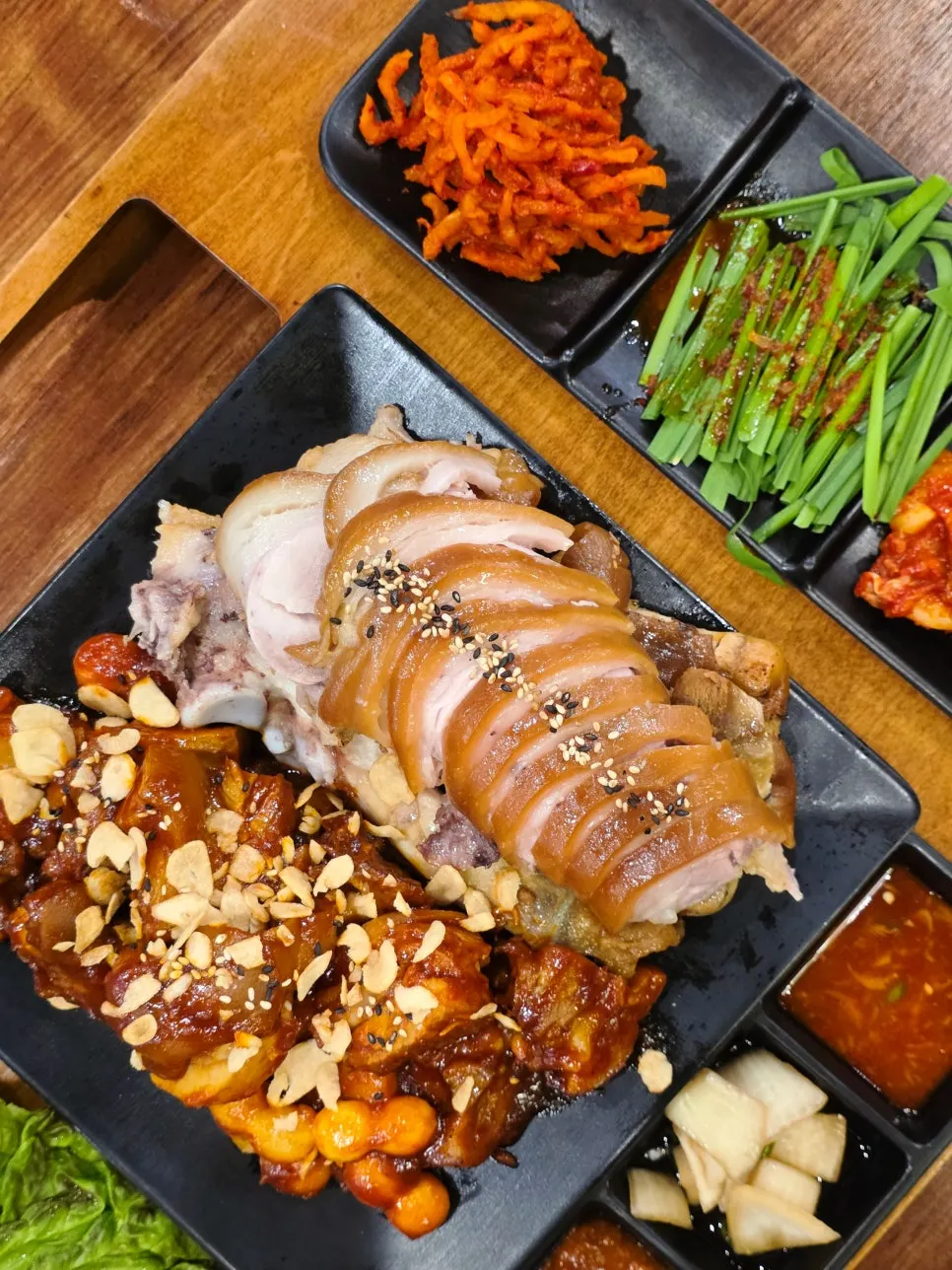 Plate split between plain jokbal and grilled jokbal