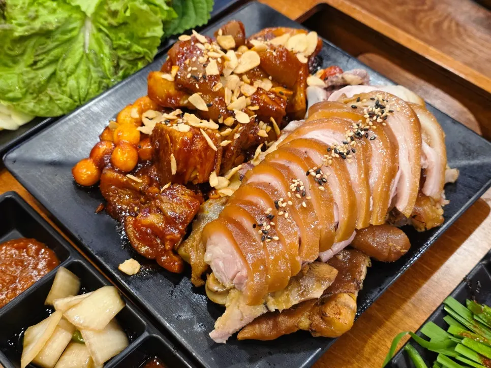 Jokbal and garlic placed on a wrap vegetable