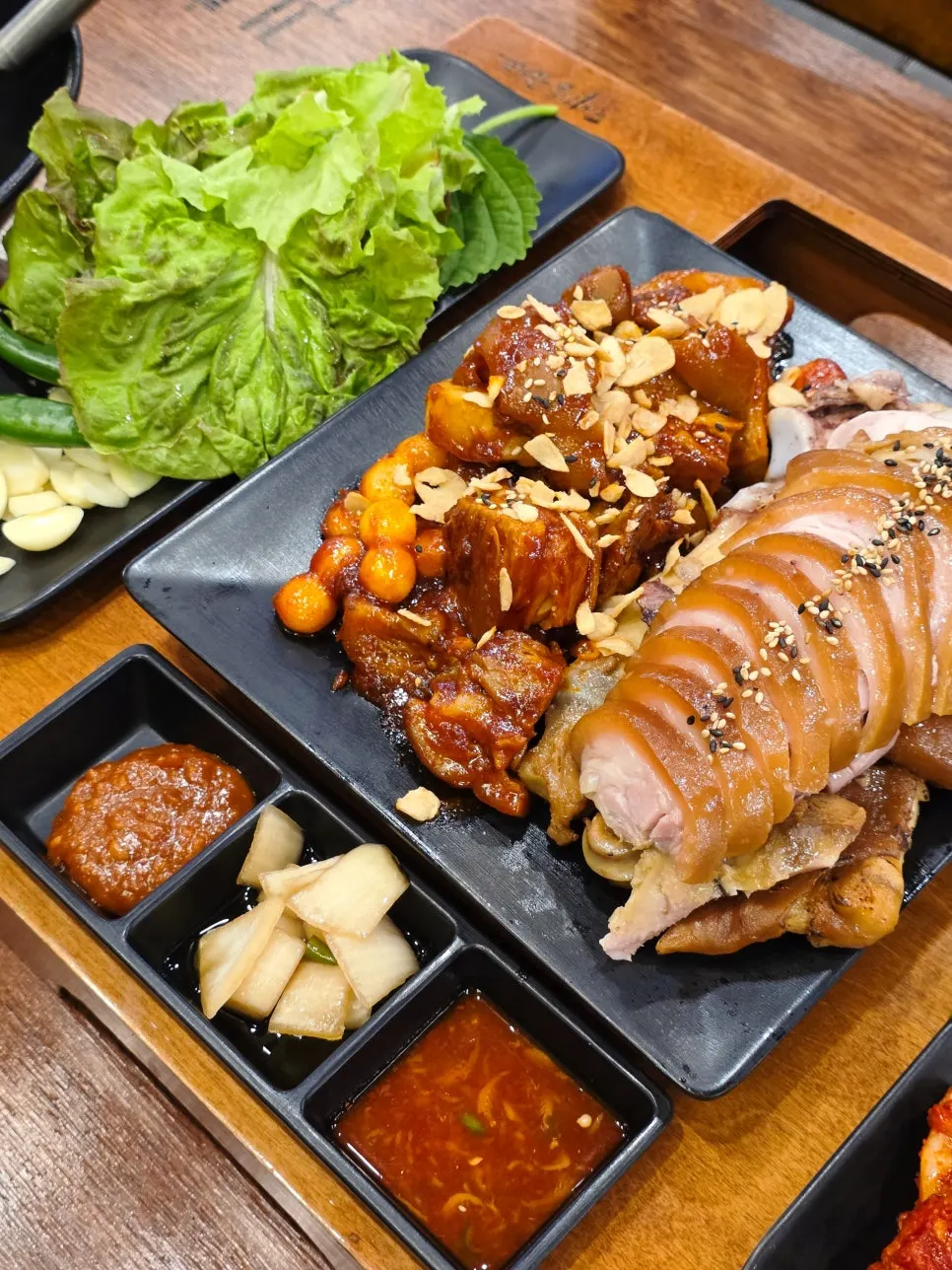 Charcoal-grilled jokbal coated in a rich sauce