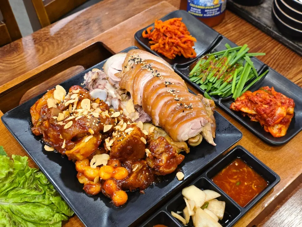 Plate alternating grilled jokbal and plain jokbal