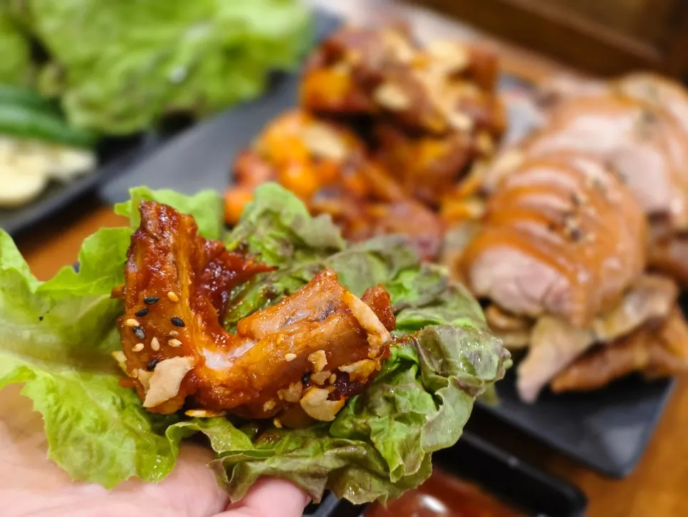 Grilled jokbal topped with rice cake and garlic flakes