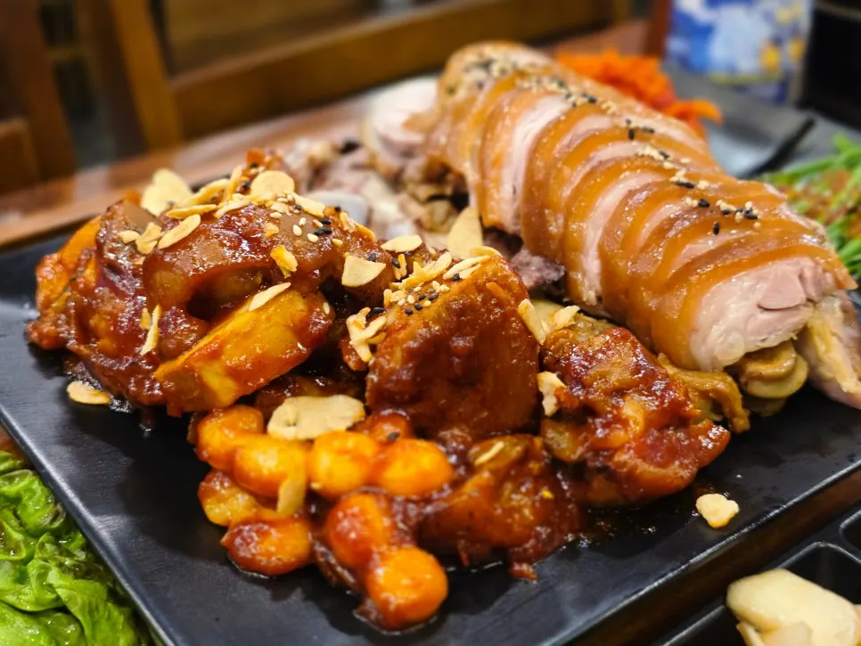 Close-up of grilled jokbal with garlic flakes