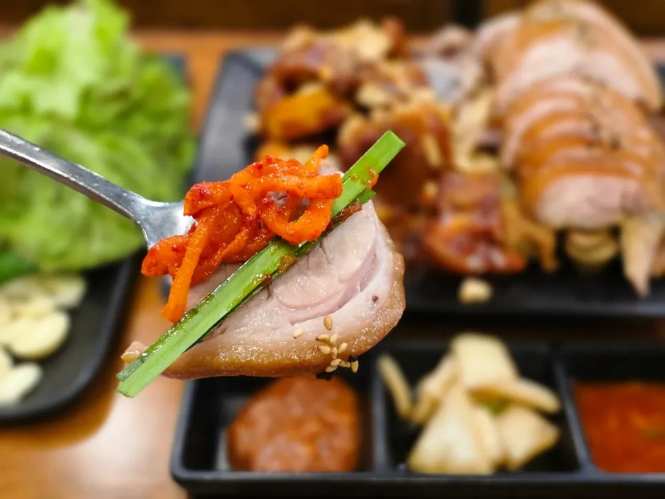 Half-and-half jokbal placed alongside side dishes