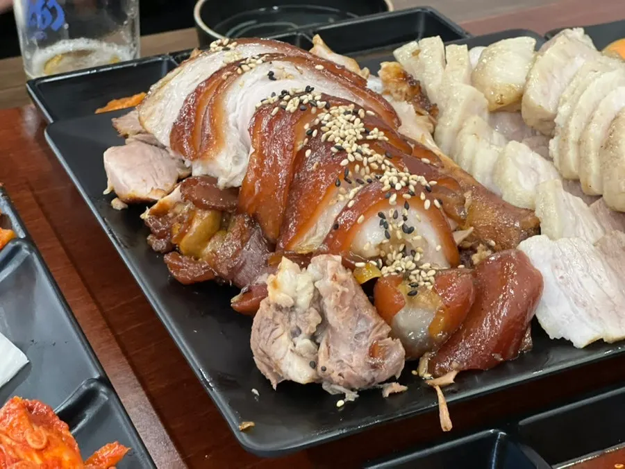 상추와 깻잎에 족발을 올린 쌈