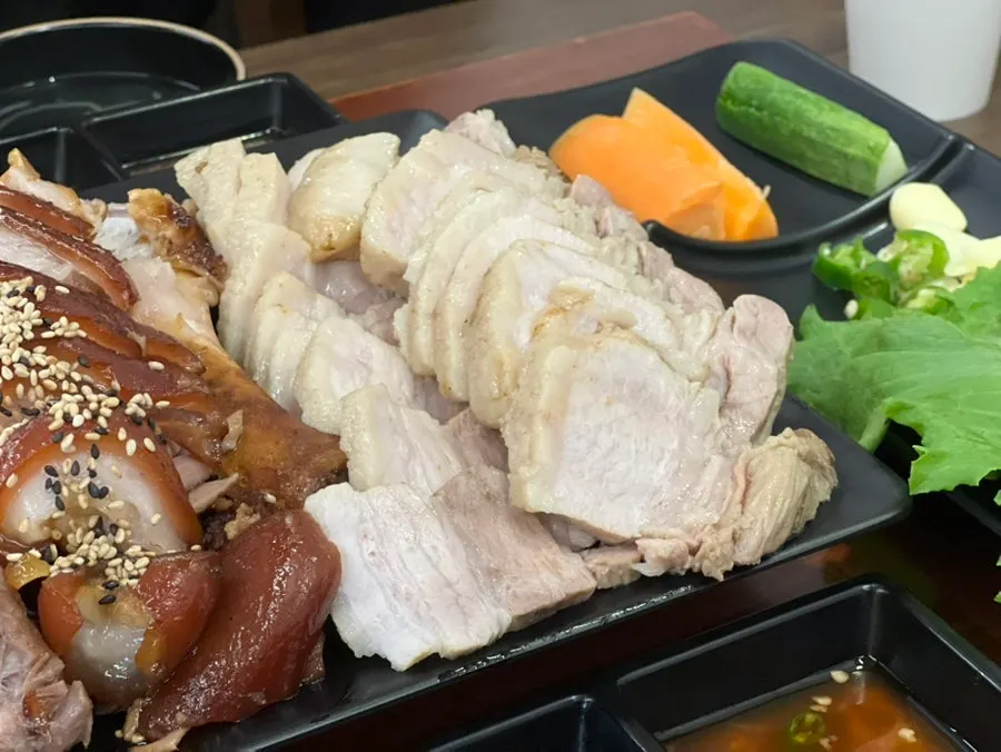 보쌈 수육과 보쌈김치 곁들임