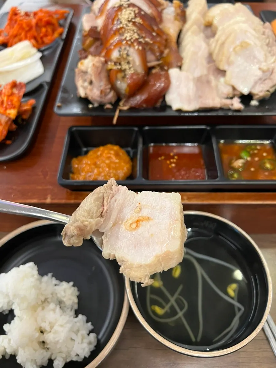 무말랭이 무침과 족발 한 점