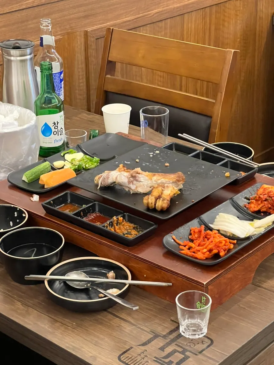 식사를 마친 귀한족발 연신내점 테이블