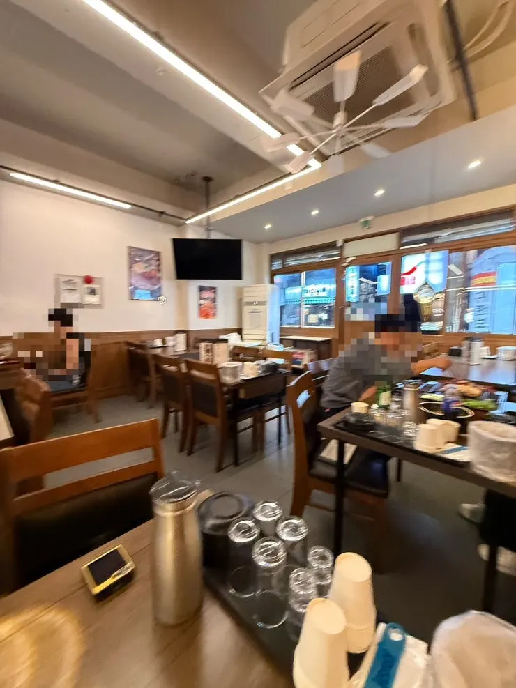 테이블 조명이 있는 귀한족발 연신내점 내부