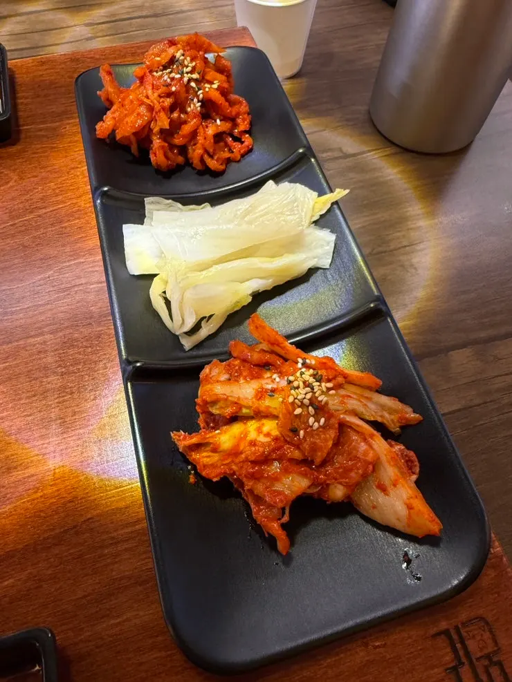족발과 함께 나온 쌈과 마늘, 김치