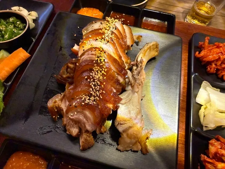 윤기 도는 귀한족발 접시