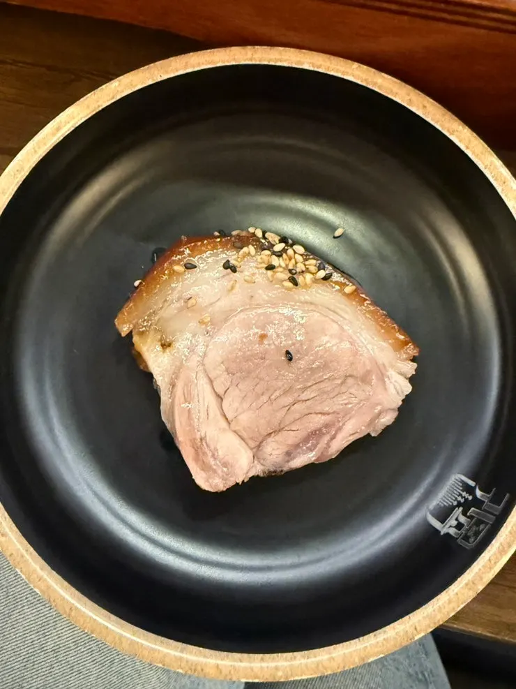 쌈에 올린 족발 한 점