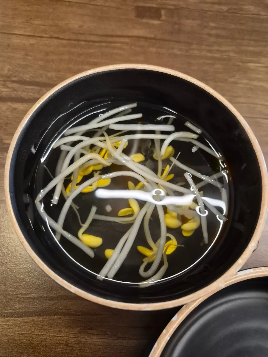 족발과 함께 차려진 기본 반찬들