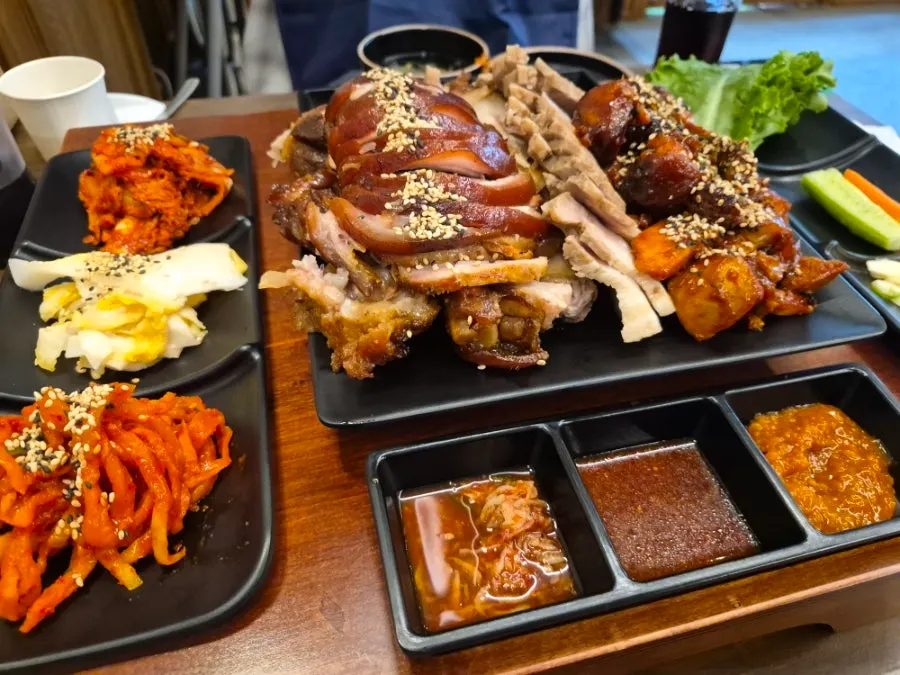 족발 보쌈 불족발이 함께 나온 귀족 트리플세트