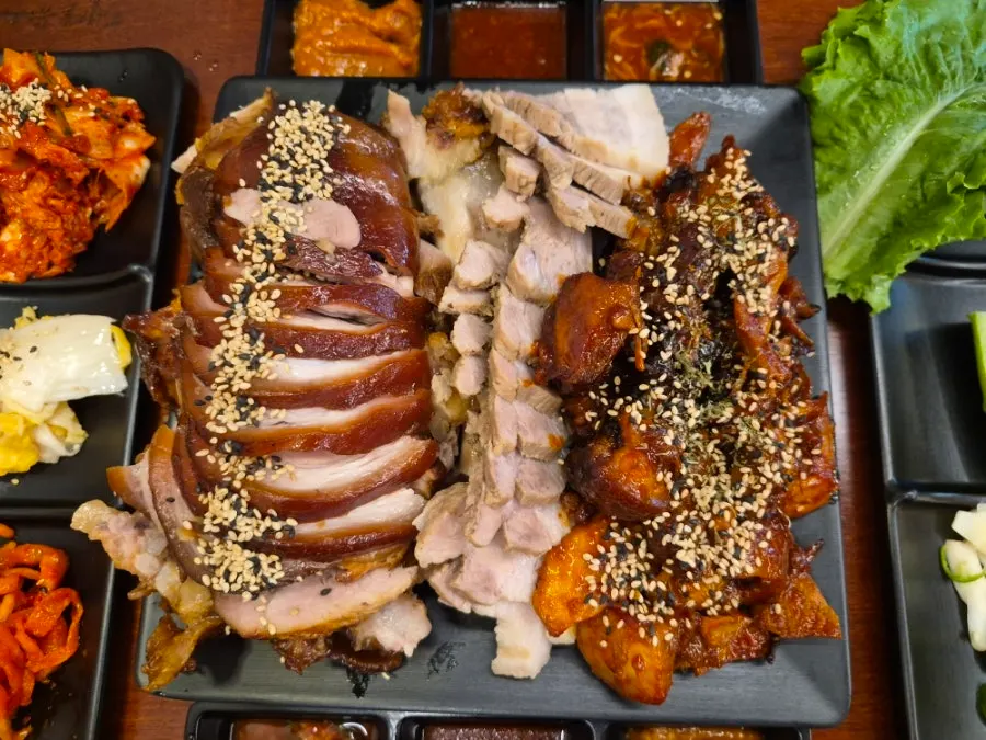 테이블 가득 차려진 족발 한상차림