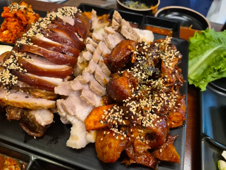 보쌈 고기에 올린 매장 김치