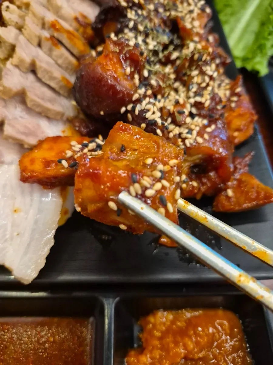 보쌈과 김치를 함께 집은 젓가락