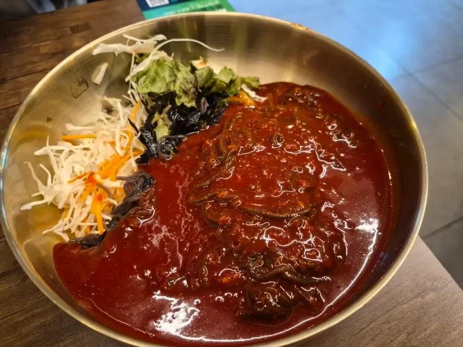 윤기 나는 양념의 불족발
