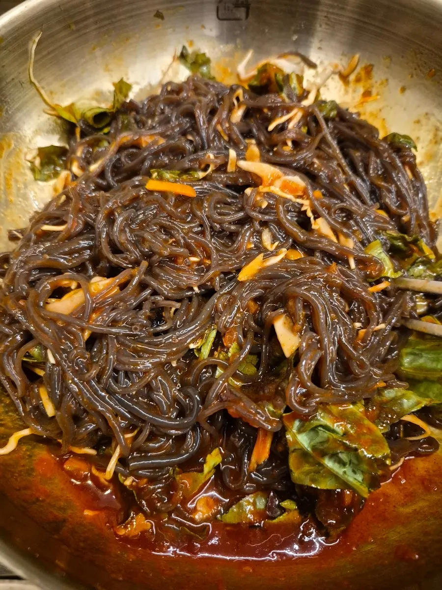 새콤달콤한 막국수 한 젓가락