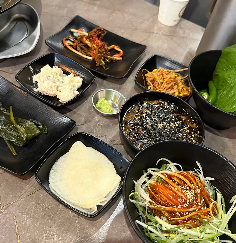 명이나물 쌈무 등 기본 밑반찬 상차림