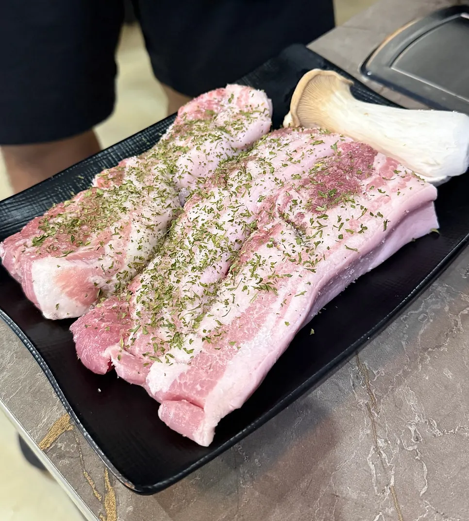 파슬리 뿌린 숙성오겹살 3인분과 새송이버섯