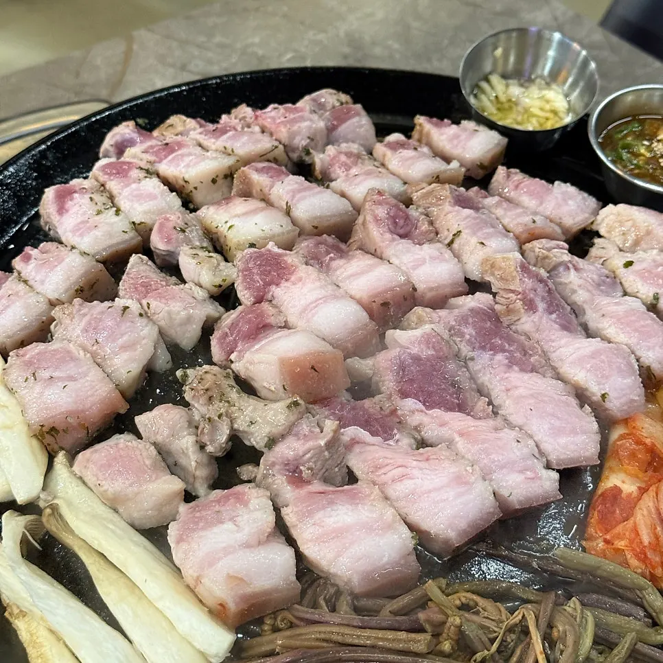 두툼한 오겹살 단면과 비계 비율